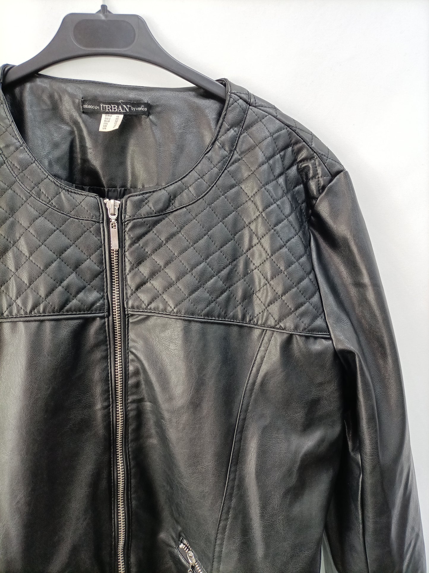 VENCA. Cazadora negra polipiel T.46