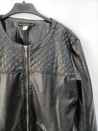 VENCA. Cazadora negra polipiel T.46