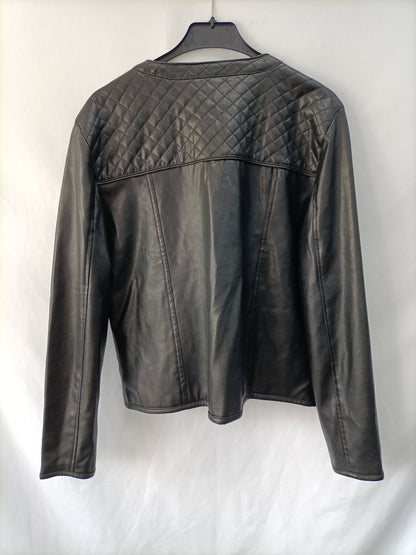 VENCA. Cazadora negra polipiel T.46