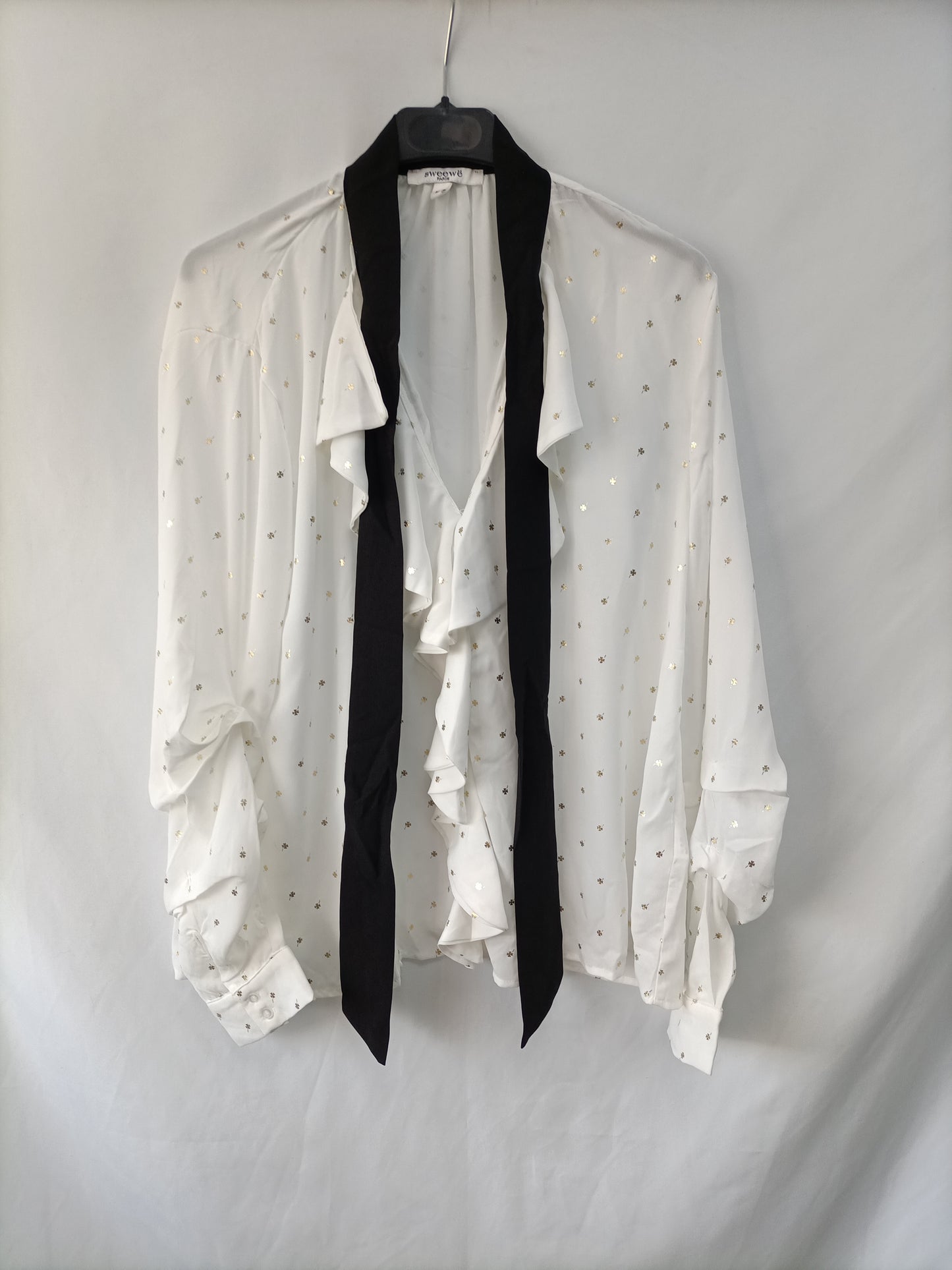 SWEEWË. Blusa blanca tréboles T.m