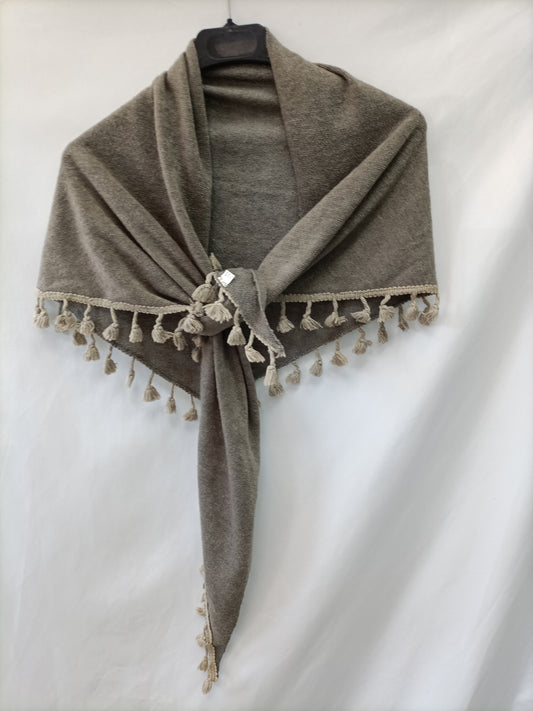 OTRAS. Chal de punto gris