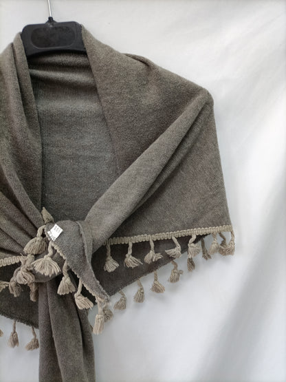 OTRAS. Chal de punto gris