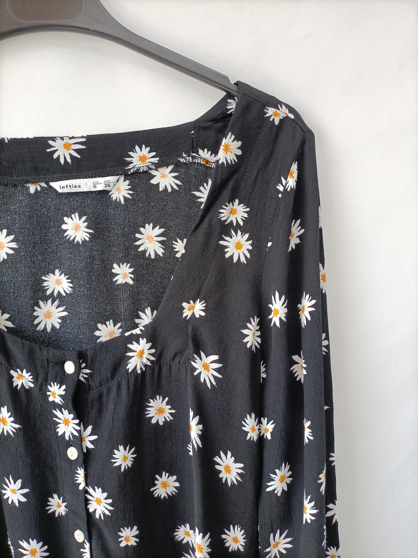 LEFTIES. Blusa negra margaritas T.s