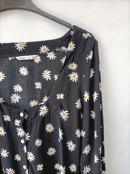 LEFTIES. Blusa negra margaritas T.s