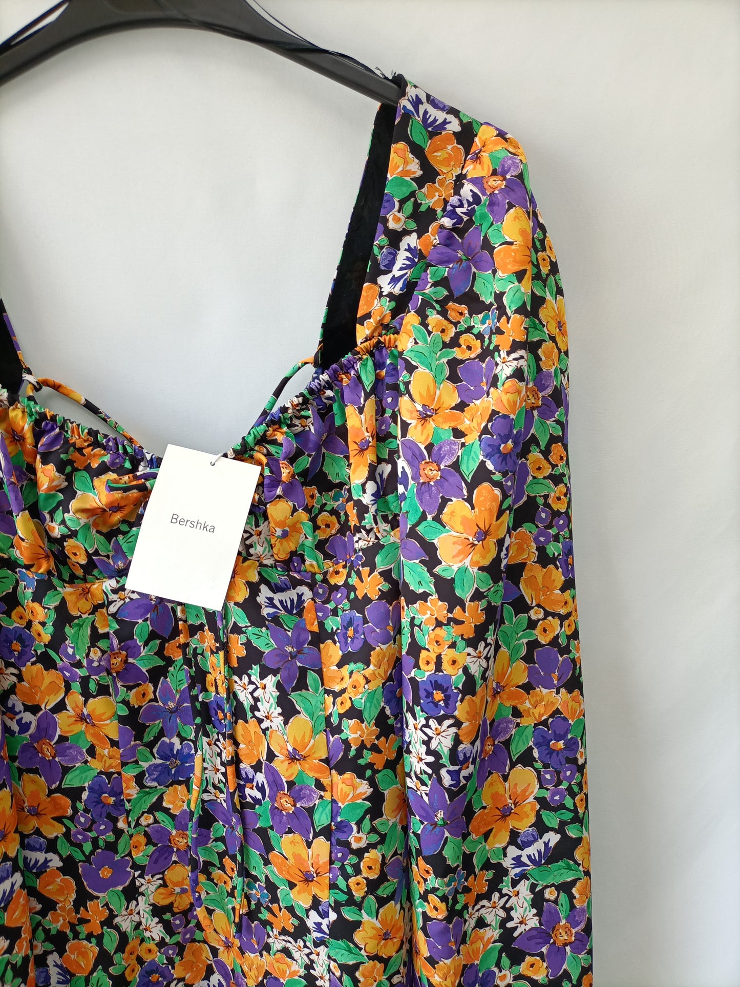 BERSHKA. Vestido corto flores T.m