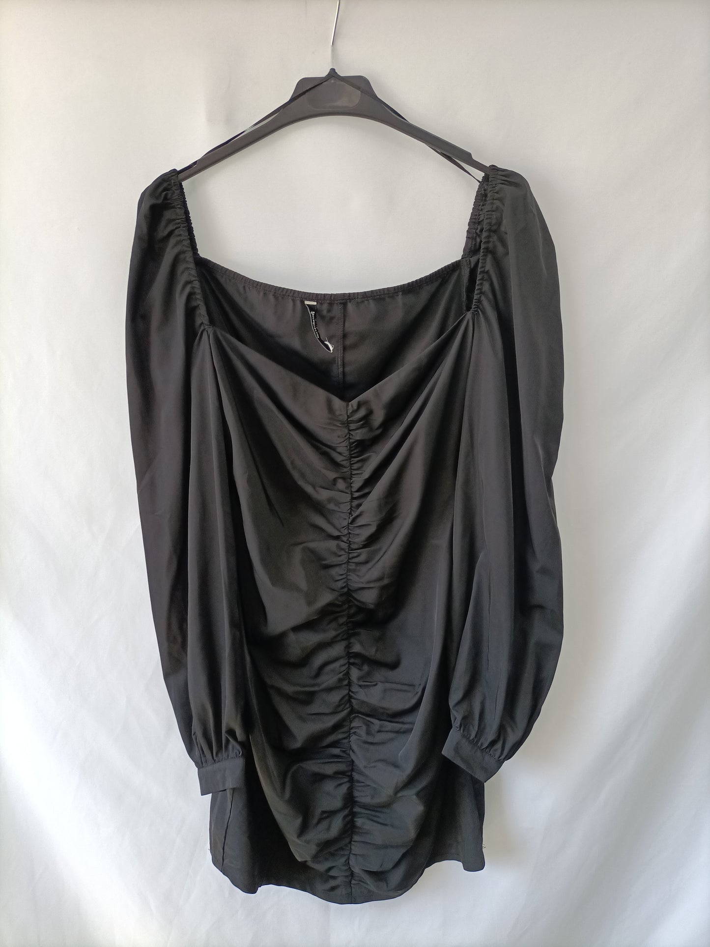 STRADIVARIUS. Vestido negro fruncido T.m