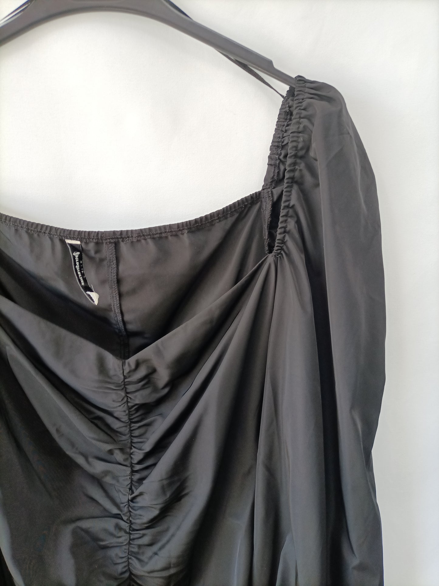 STRADIVARIUS. Vestido negro fruncido T.m