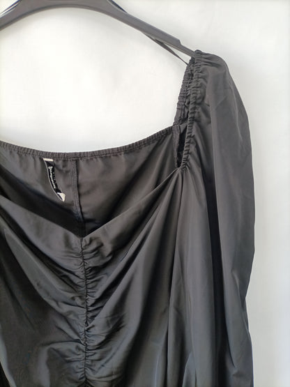 STRADIVARIUS. Vestido negro fruncido T.m