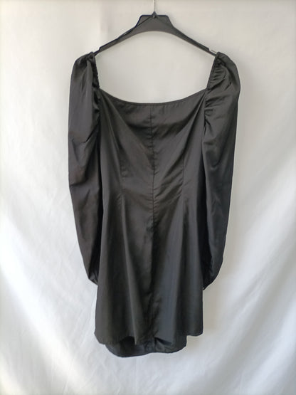 STRADIVARIUS. Vestido negro fruncido T.m