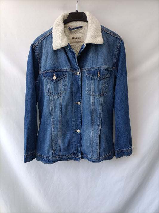STRADIVARIUS. Cazadora vaquera borrego T.s