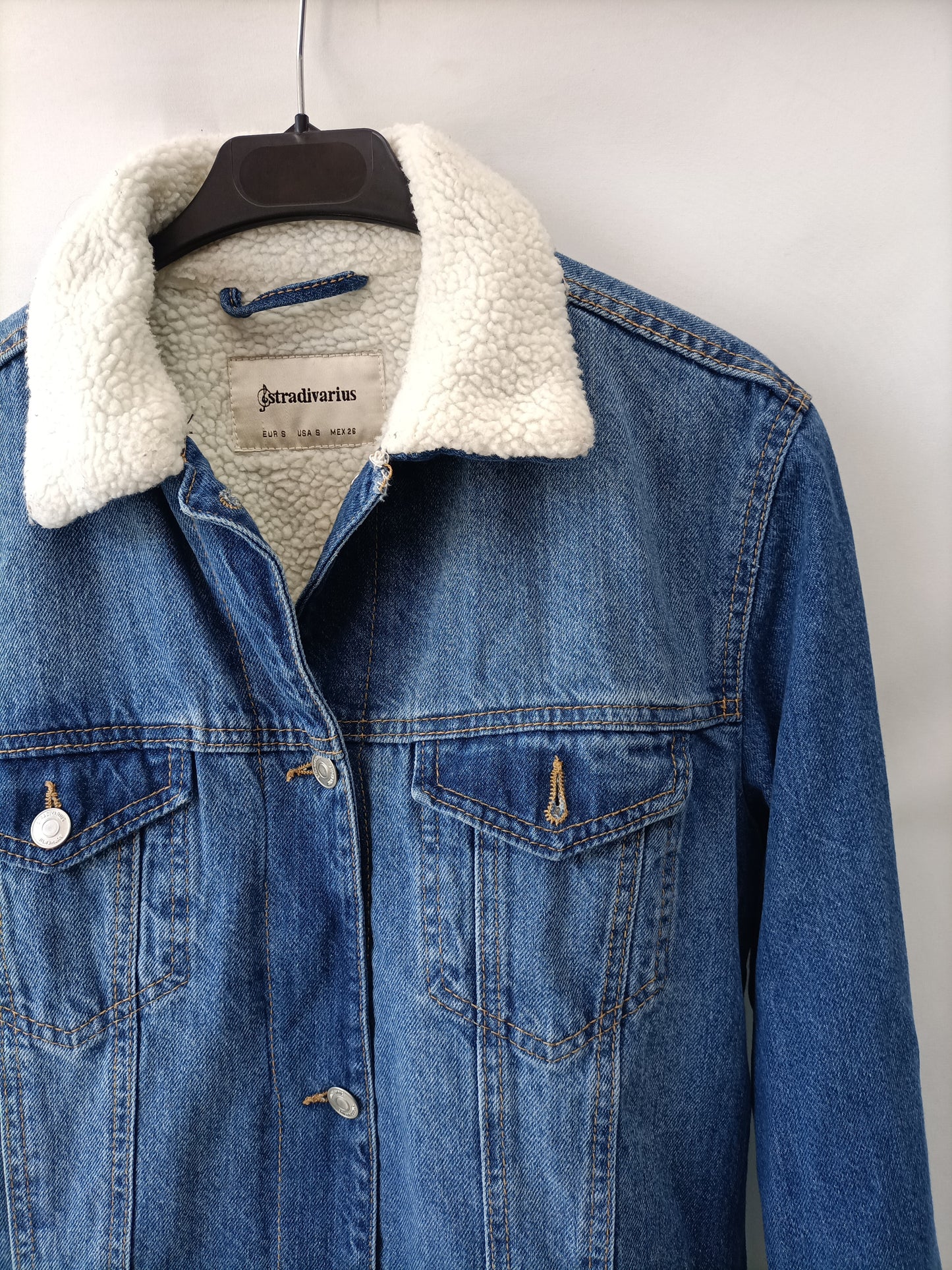 STRADIVARIUS. Cazadora vaquera borrego T.s