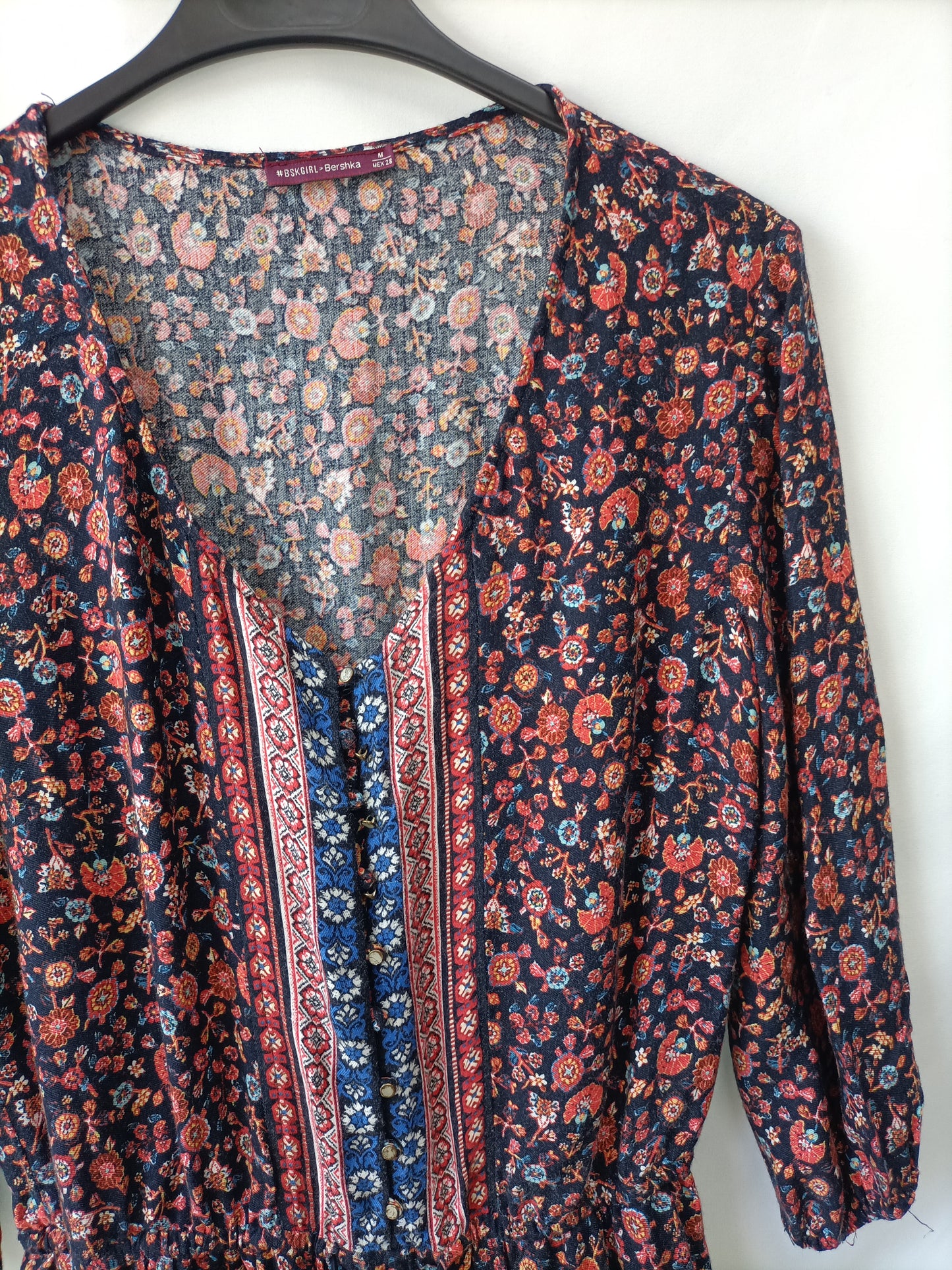 BERSHKA. mono azul flores T.s (tara)