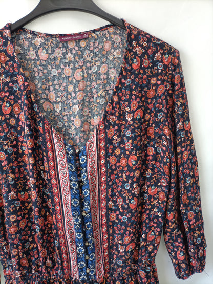 BERSHKA. mono azul flores T.s (tara)