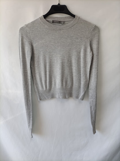 BERSHKA. Jersey cortito gris T.s