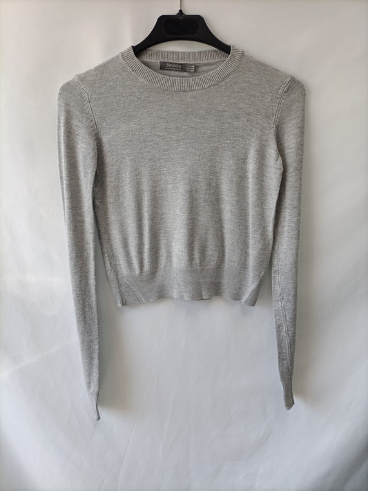 BERSHKA. Jersey cortito gris T.s