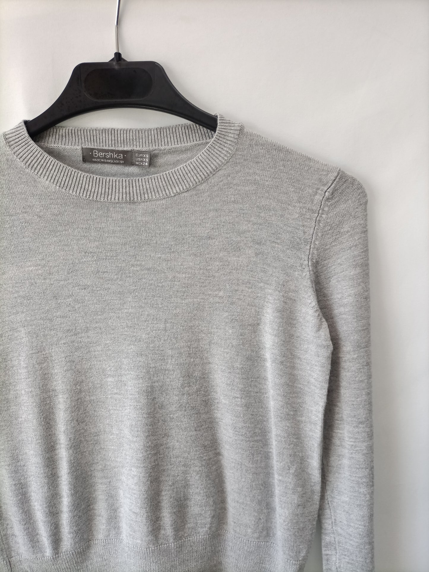 BERSHKA. Jersey cortito gris T.s