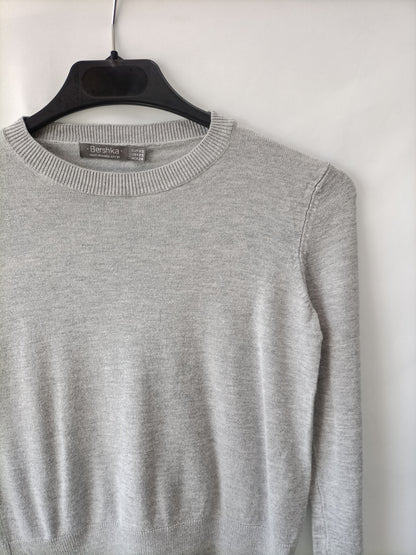 BERSHKA. Jersey cortito gris T.s