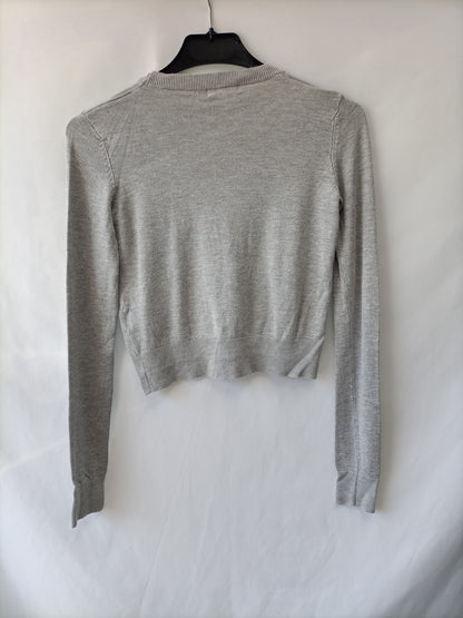 BERSHKA. Jersey cortito gris T.s