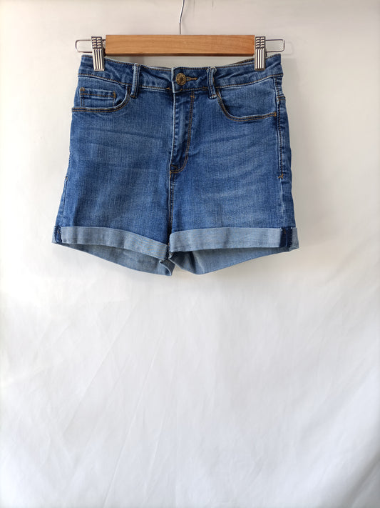 STRADIVARIUS. Shorts dobladillo T.36 (32)