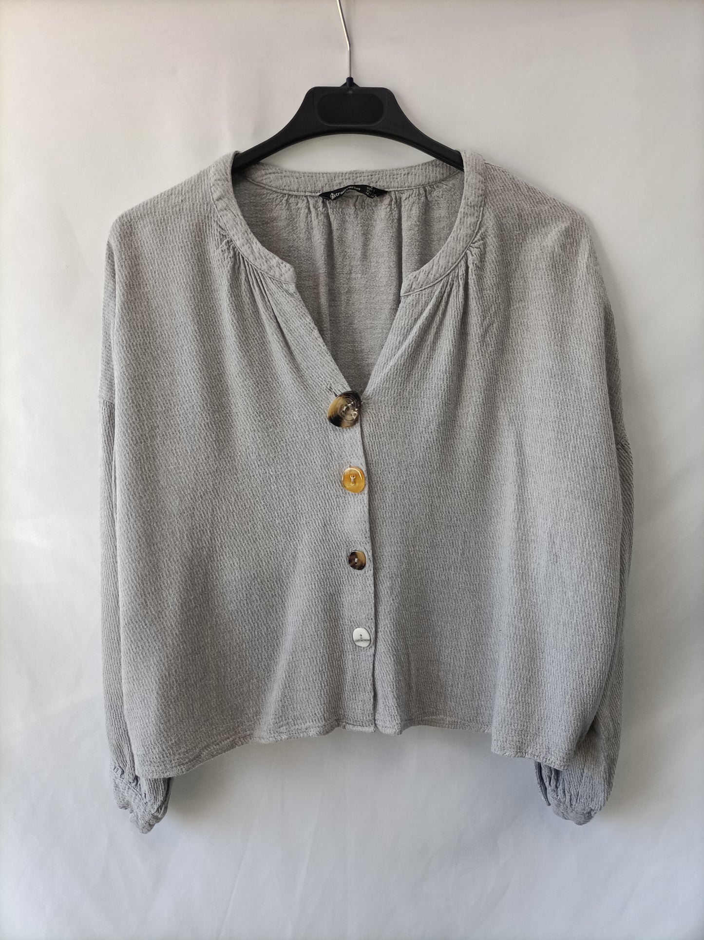 STRADIVARIUS. Blusa gris botones T.s