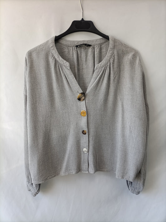 STRADIVARIUS. Blusa gris botones T.s