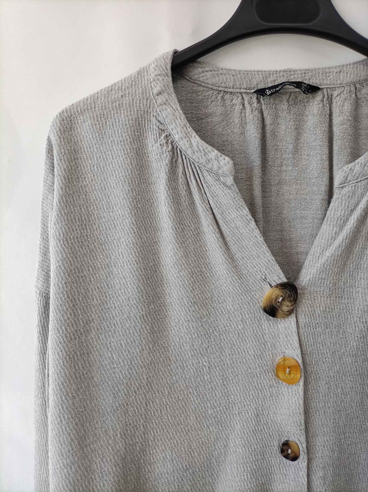 STRADIVARIUS. Blusa gris botones T.s