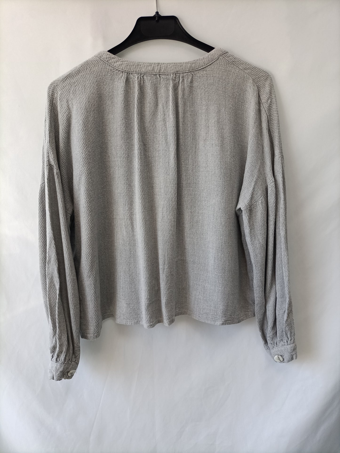 STRADIVARIUS. Blusa gris botones T.s