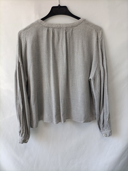 STRADIVARIUS. Blusa gris botones T.s