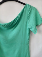 OTRAS. Blusa verde manga asimetrica T.m/l