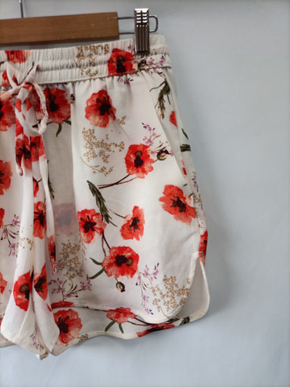 VERO MODA. Shorts flores T.S