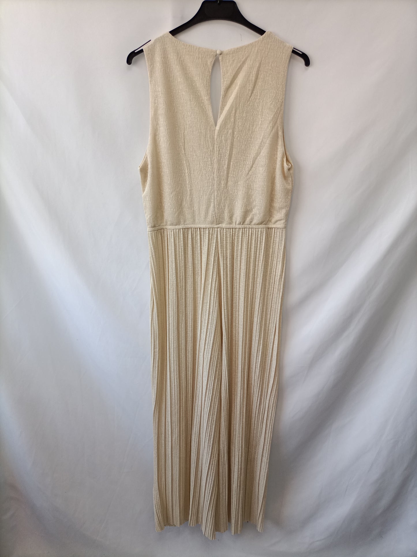 MANGO. Mono beige plisado T.m