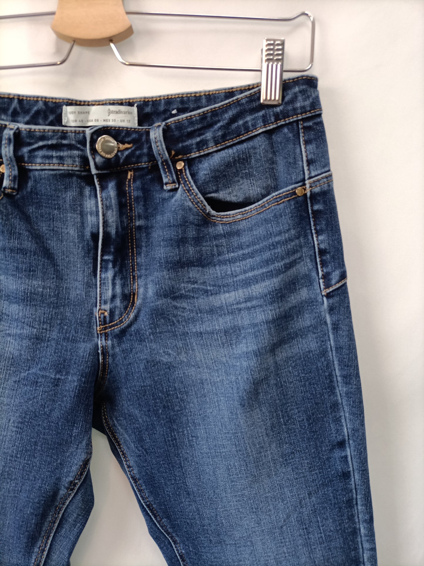 STRADIVARIUS. Pantalón vaquero T.40