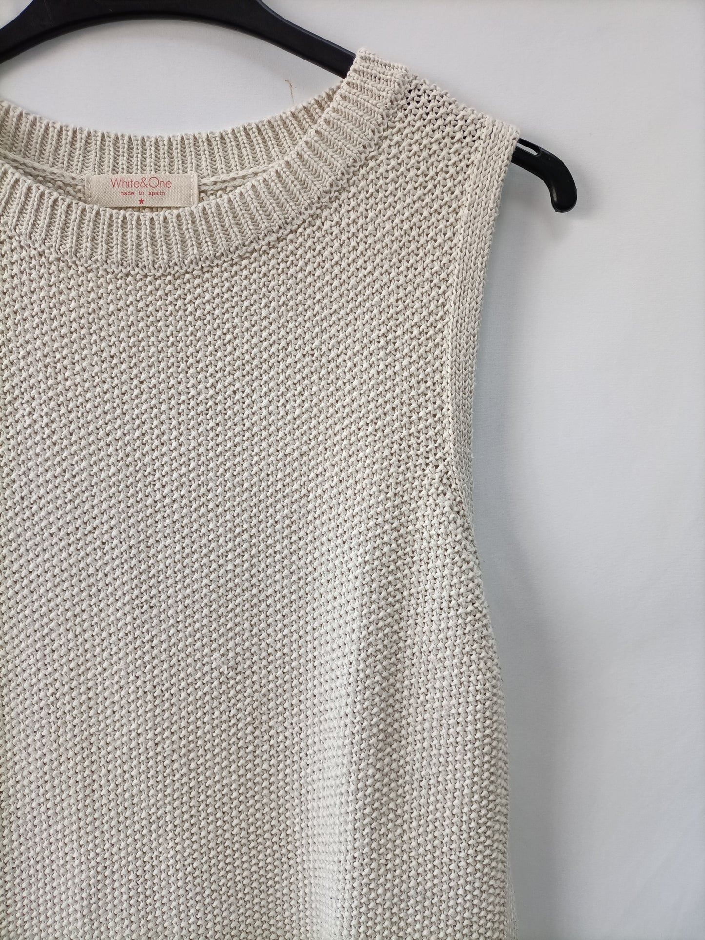 WHITE&ONE. Chaleco punto beige T.m