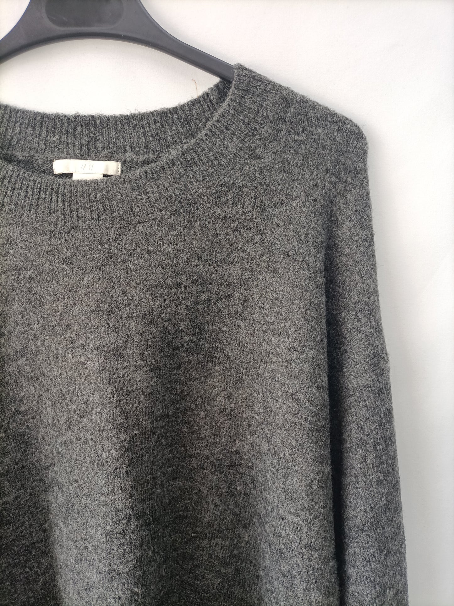 H&amp;M. Flowy grey sweater Tm