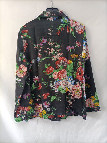 ZARA. Blusa/blazer negra flores T.s