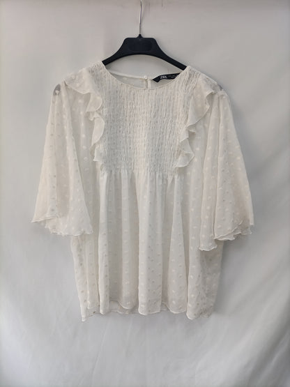 ZARA. Off-white plumeti blouse Tl