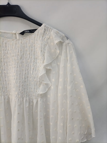 ZARA. Off-white plumeti blouse Tl