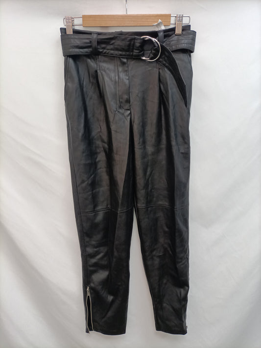 BERSHKA. Pantalón negro polipiel T.36