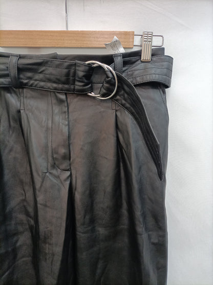 BERSHKA. Pantalón negro polipiel T.36