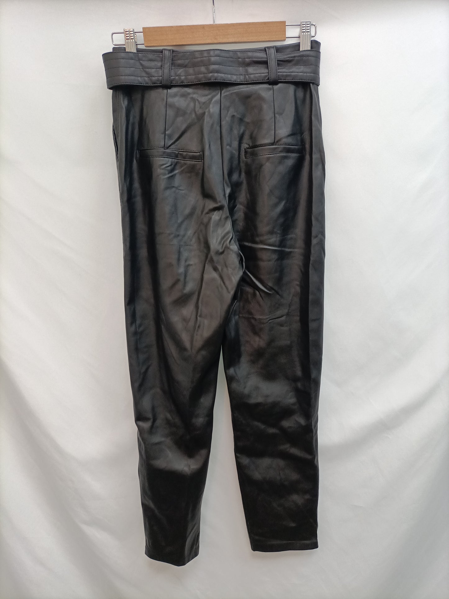 BERSHKA. Pantalón negro polipiel T.36