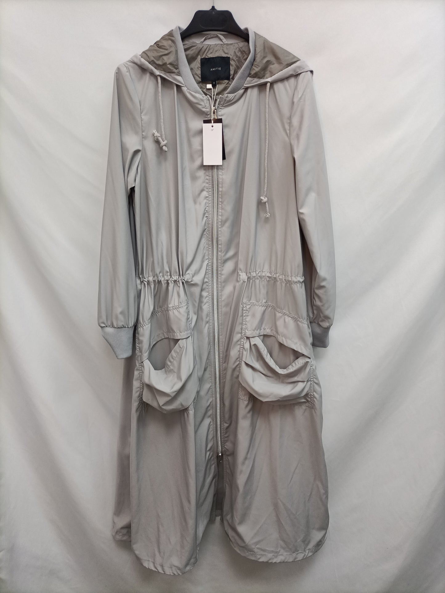 AMITE. Cortavientos gris largo  T.s
