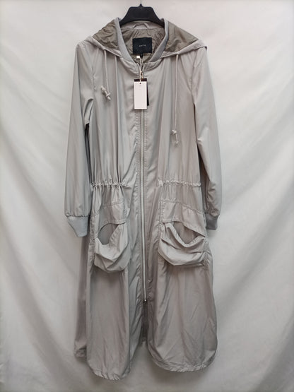 AMITE. Cortavientos gris largo  T.s