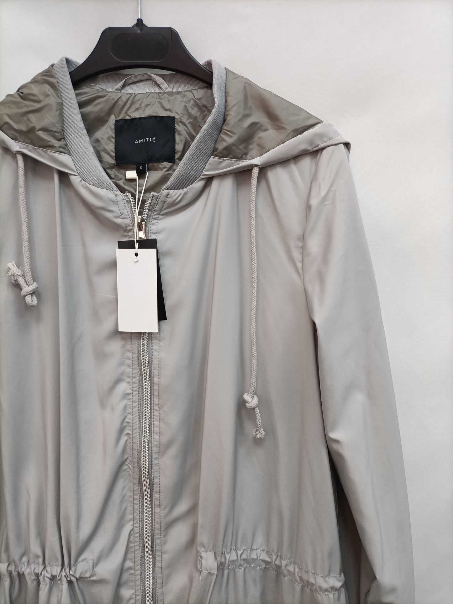 AMITE. Cortavientos gris largo  T.s