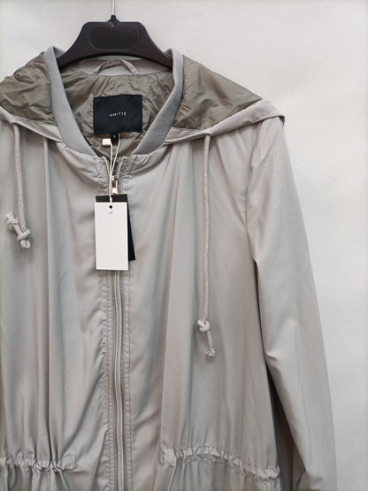 AMITE. Cortavientos gris largo  T.s