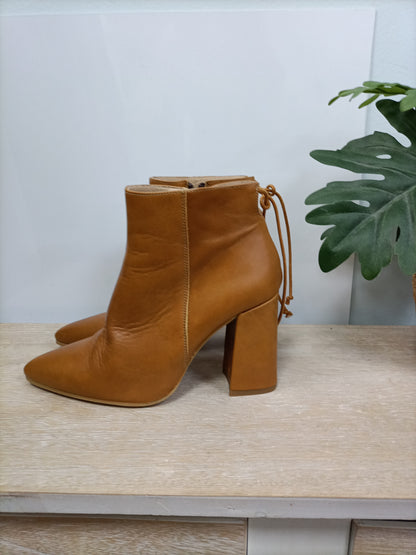 OLE MORENA. Botines Mostaza T.39