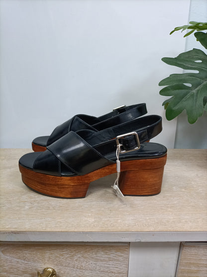 UTERQÜE. Plataformas negras T.39