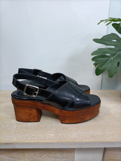 UTERQÜE. Plataformas negras T.39