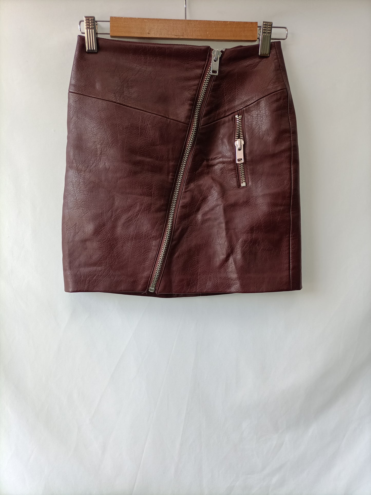 STRADIVARIUS. Burgundy leatherette skirt size 34
