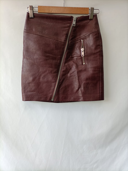 STRADIVARIUS. Burgundy leatherette skirt size 34
