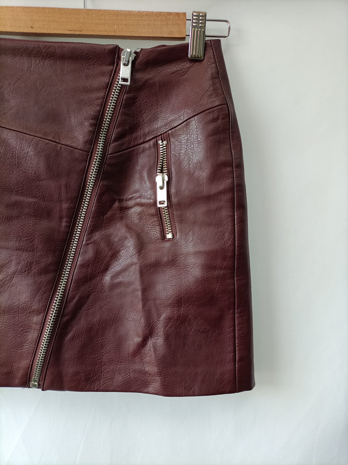 STRADIVARIUS. Burgundy leatherette skirt size 34